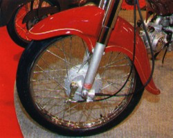 Přední kolo s plastovým blatníkem a bubnovou brzdou s mechanickým ovládáním.