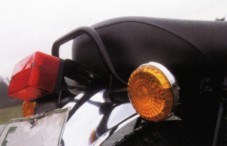 Motocykl je vybaven velkoplošnými směrovkami chromového vzhledu.