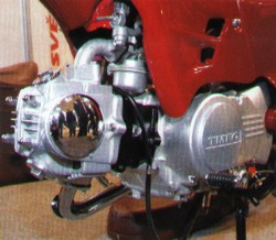 Klíčovou součástí je motor vyráběný podle licence Honda a jejího typu Monkey.